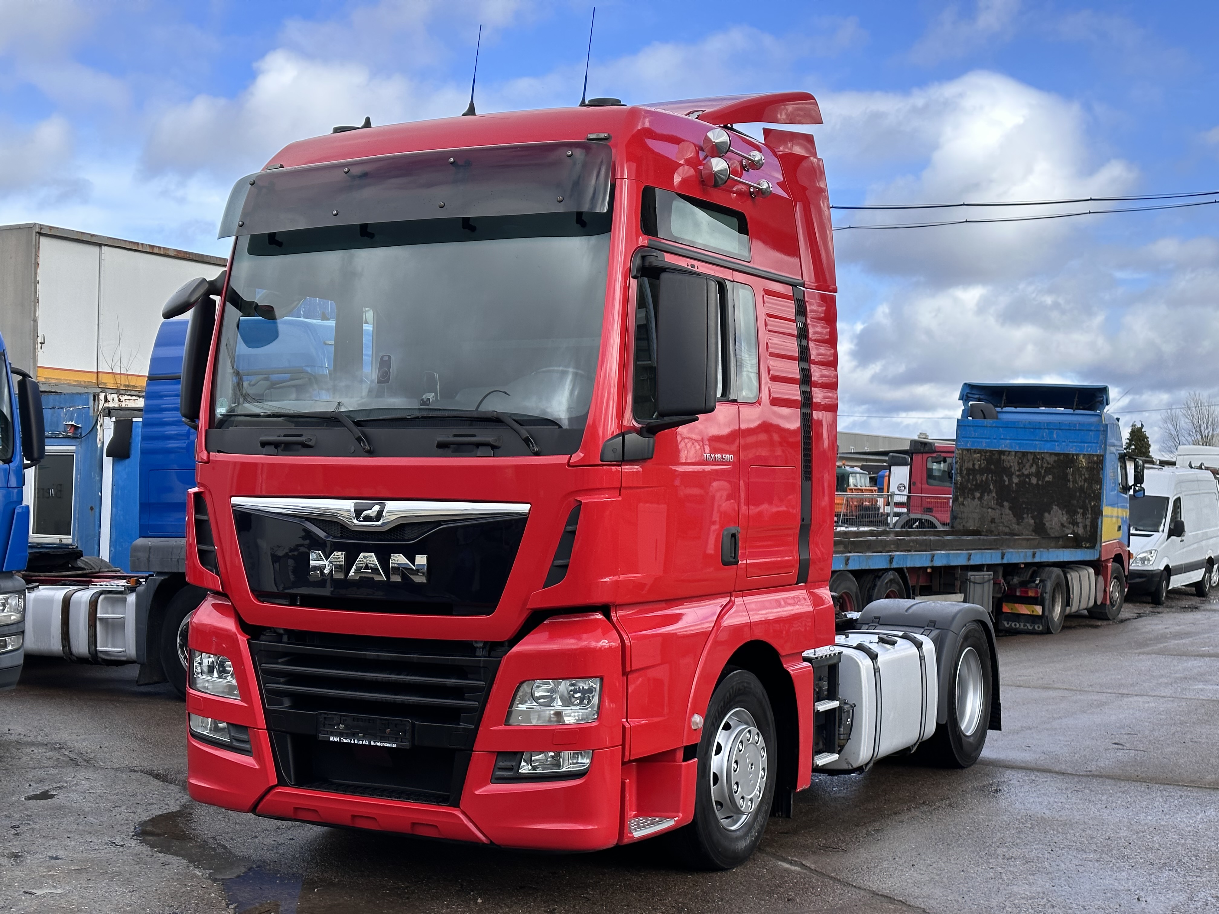 Roter MAN TGX Sattelzugmaschine bei Mohseni Nutzfahrzeuge Hamburg